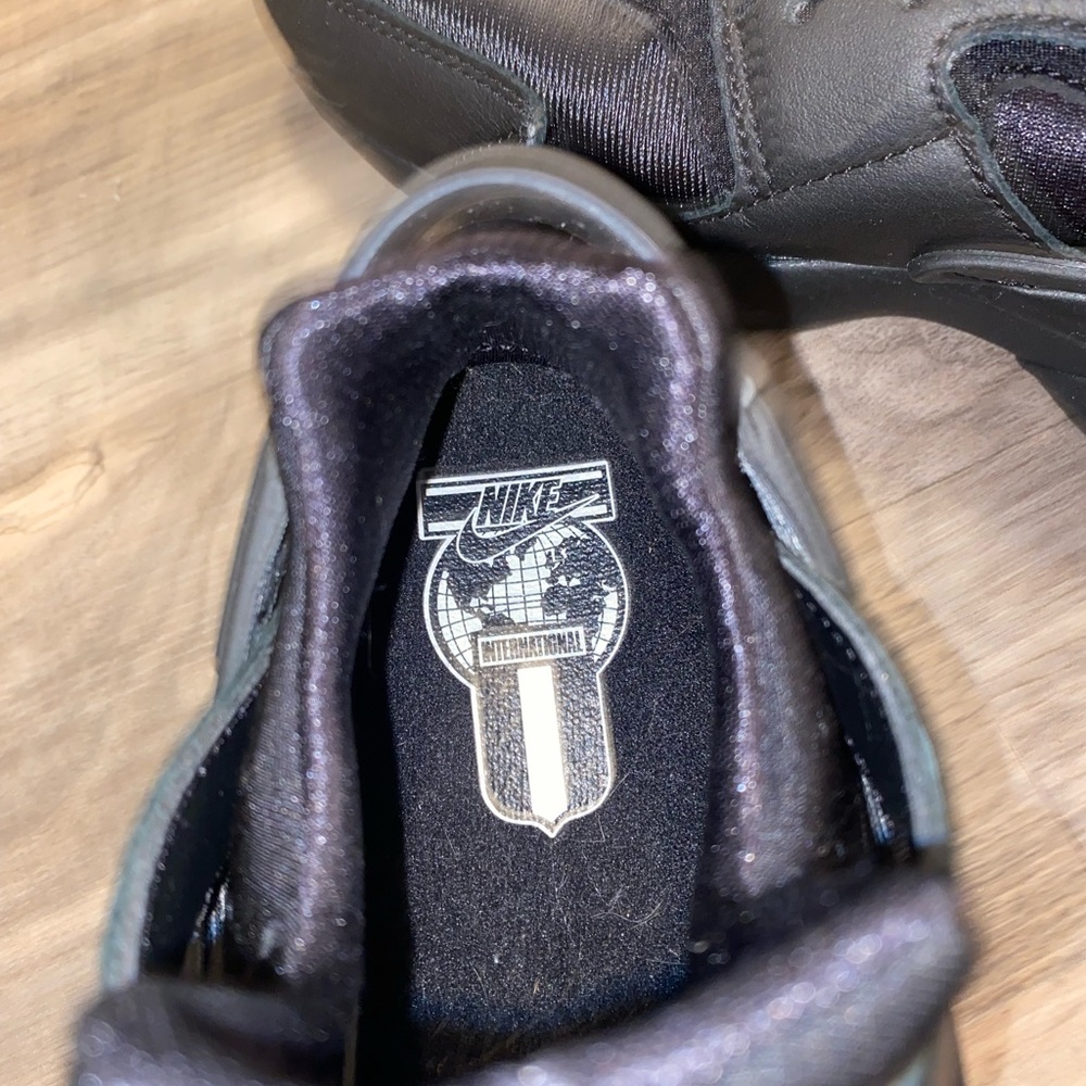WORN ONCE TRIPLE BLACK AIR HUARACHES - Picture 6 of 7